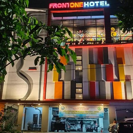 Front One Hotel Tulungagung Kültér fotó