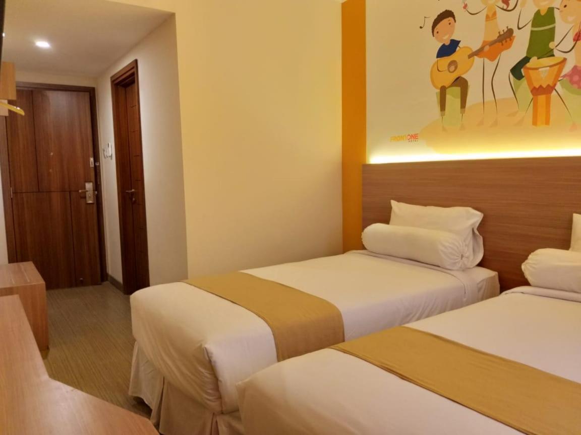 Front One Hotel Tulungagung Kültér fotó